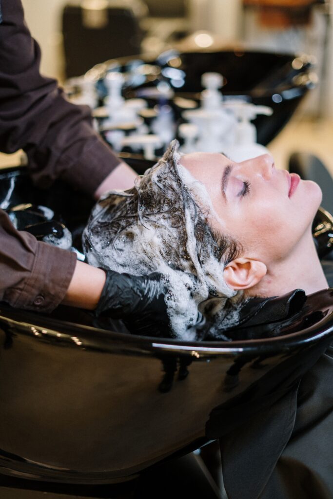 Cum să îți speli părul acasă pentru rezultate ca la salon