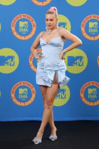 Ținutele de pe covorul roșu – MTV EMA 2020