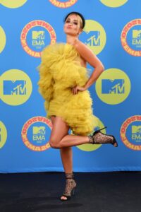 Ținutele de pe covorul roșu – MTV EMA 2020