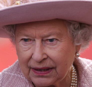 Regalii britanici refuză să urmărească „The Crown”