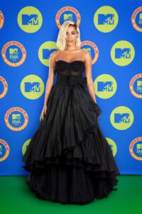 Ținutele de pe covorul roșu – MTV EMA 2020