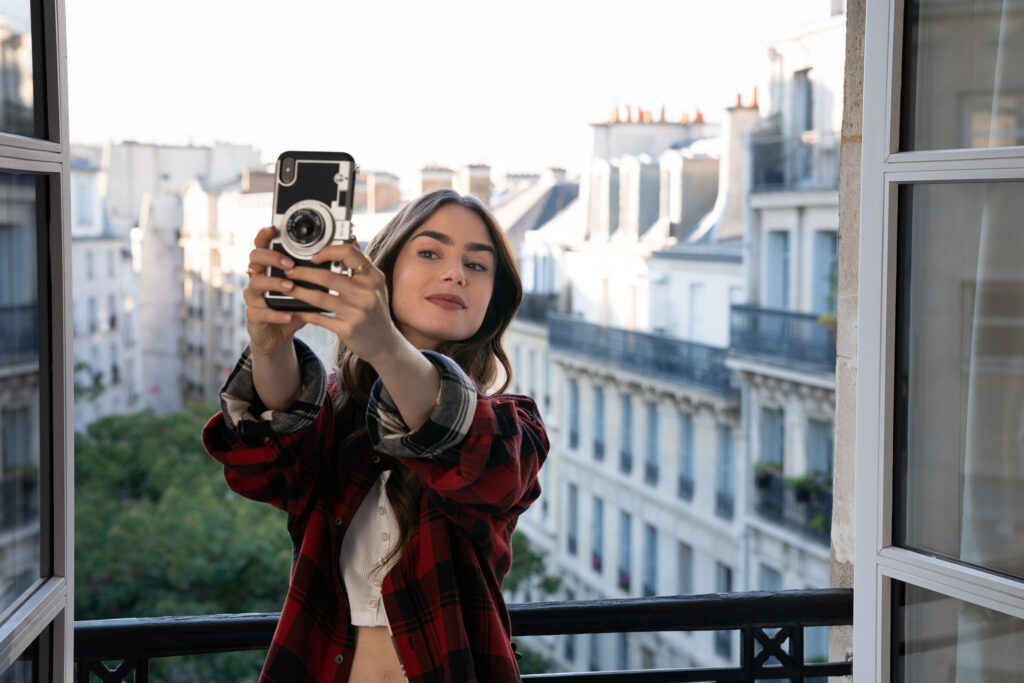 Parizian chic look inspirat de Lily Collins