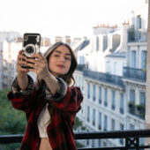 Parizian chic look inspirat de Lily Collins