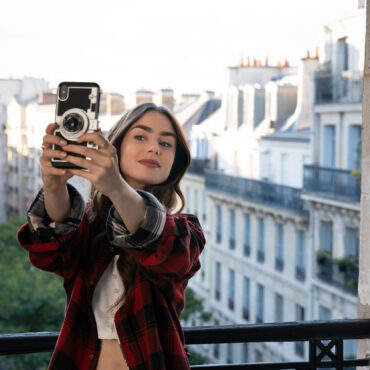 Parizian chic look inspirat de Lily Collins