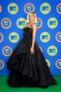 Ținutele de pe covorul roșu – MTV EMA 2020