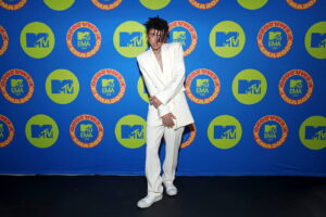 Ținutele de pe covorul roșu – MTV EMA 2020