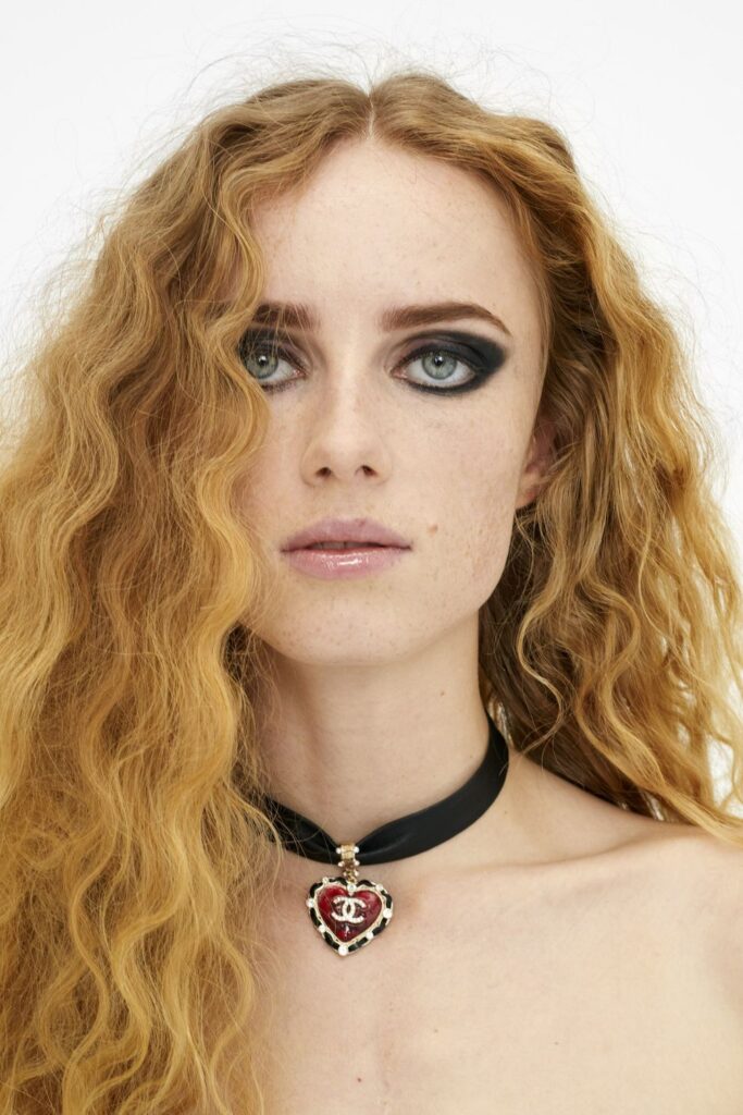 Chanel pune în scenă un basm: colecția Métiers d’Art 2021