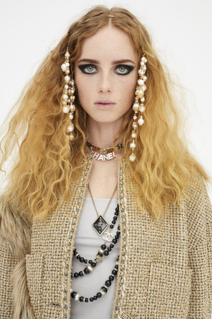 Chanel pune în scenă un basm: colecția Métiers d’Art 2021