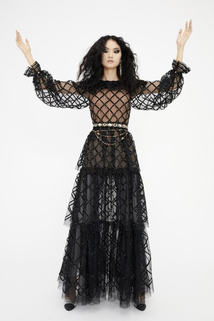Chanel pune în scenă un basm: colecția Métiers d’Art 2021