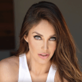 Anahi a debutat ca antreprenoare