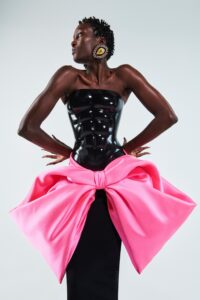 Schiaparelli, Christian Dior sau Iris van Herpen?