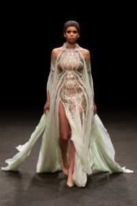 Schiaparelli, Christian Dior sau Iris van Herpen?