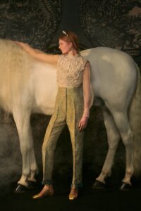 Schiaparelli, Christian Dior sau Iris van Herpen?