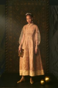 Schiaparelli, Christian Dior sau Iris van Herpen?