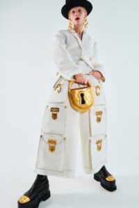 Schiaparelli, Christian Dior sau Iris van Herpen?