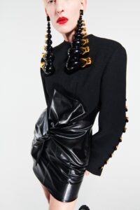Schiaparelli, Christian Dior sau Iris van Herpen?