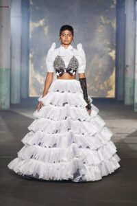 Armani Prive și Viktor & Rolf prezentări haute couture