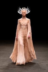 Schiaparelli, Christian Dior sau Iris van Herpen?