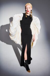 Schiaparelli, Christian Dior sau Iris van Herpen?