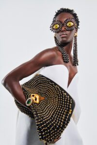Schiaparelli, Christian Dior sau Iris van Herpen?
