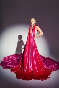 Schiaparelli, Christian Dior sau Iris van Herpen?