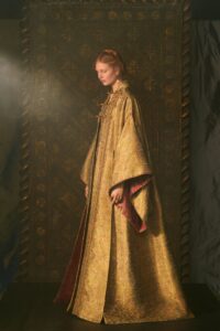 Schiaparelli, Christian Dior sau Iris van Herpen?