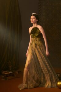 Schiaparelli, Christian Dior sau Iris van Herpen?