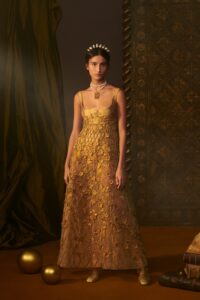 Schiaparelli, Christian Dior sau Iris van Herpen?
