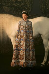Schiaparelli, Christian Dior sau Iris van Herpen?