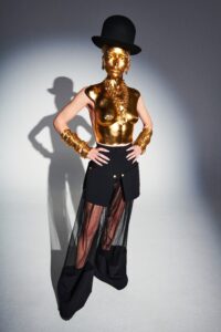 Schiaparelli, Christian Dior sau Iris van Herpen?