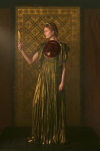 Schiaparelli, Christian Dior sau Iris van Herpen?