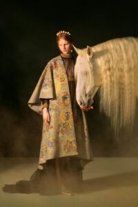 Schiaparelli, Christian Dior sau Iris van Herpen?