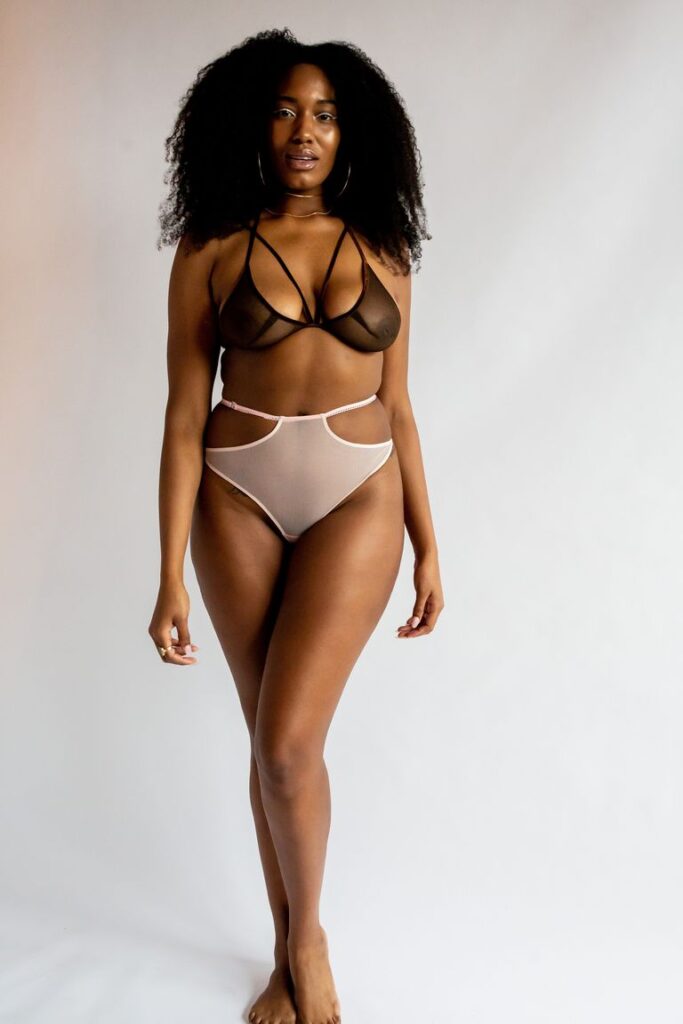 Lenjerie sexy care încinge atmosfera de Valentine’s Day