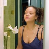 Rihanna ne prezintă rutina ei de îngrijire