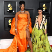 Ținute îndrăzneţe de la mari designeri la Grammy