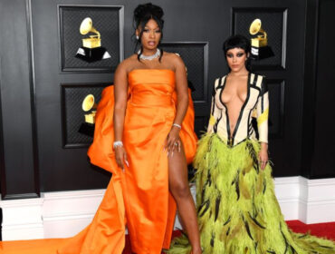 Ținute îndrăzneţe de la mari designeri la Grammy