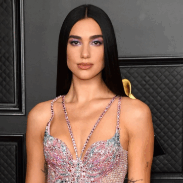 Make-up îndrăzneț și coafuri chic marca Grammy