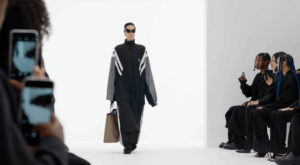 Nouă colaborare între Balenciaga și Crocs