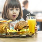 Ce pățesc copiii care mânâncă fast food?