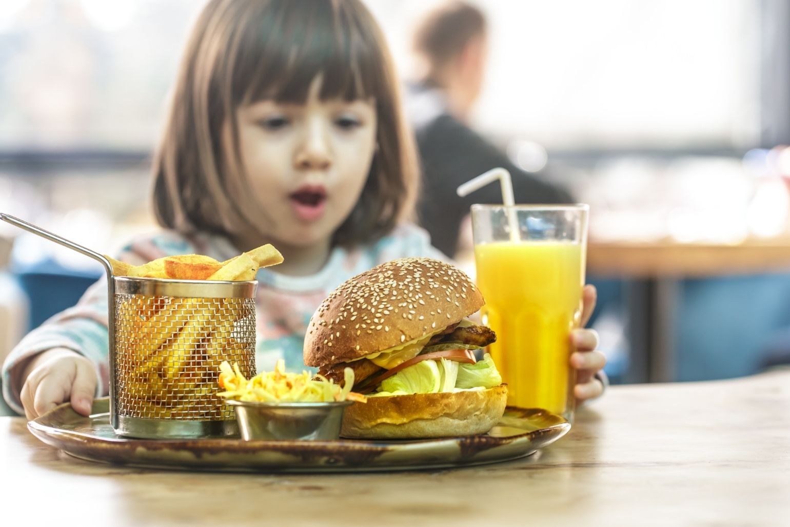 Ce pățesc copiii care mânâncă fast food?