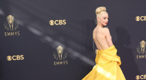 Minimalism și eleganță pe covorul roșu de la Premiile Emmy
