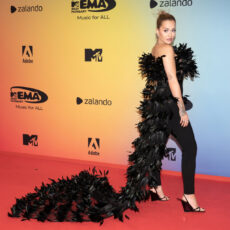 Ținute îndrăznețe și pline de culoare la MTV EMA 2021