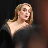 Adele a readus glamourul pe covorul roşu de la Brit Awards
