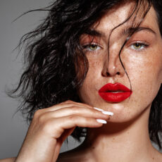 Make-up de primăvară! Contur neregulat sau buze red hot, tu ce alegi?