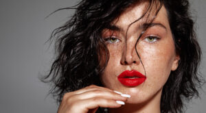 Make-up de primăvară! Contur neregulat sau buze red hot, tu ce alegi?