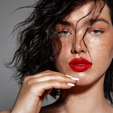 Make-up de primăvară! Contur neregulat sau buze red hot, tu ce alegi?