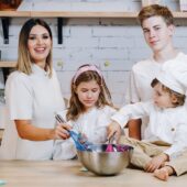 Ela Crăciun lansează o nouă carte: ,,365 de mese fără griji! 101 rețete uşoare pentru diversificare şi copii mofturoşi”
