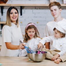 Ela Crăciun lansează o nouă carte: ,,365 de mese fără griji! 101 rețete uşoare pentru diversificare şi copii mofturoşi”