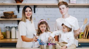 Ela Crăciun lansează o nouă carte: ,,365 de mese fără griji! 101 rețete uşoare pentru diversificare şi copii mofturoşi”