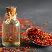 Suplimentele pe bază de ulei de șofrănel: beneficii pentru frumusețe și sănătate
